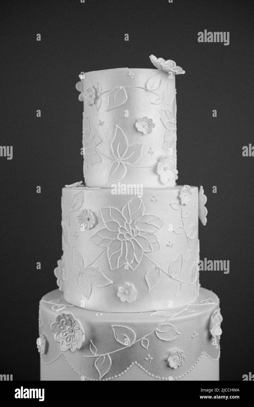 Elegante torta nuziale a quattro piani Foto Stock