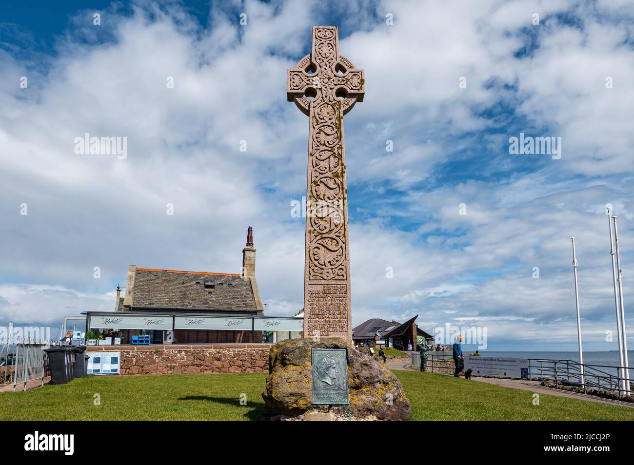 Monumento a croce celtica per una ragazza che annegò mentre salvava un ragazzo annegato, North Berwick, East Lothian, Scozia, UK Foto Stock