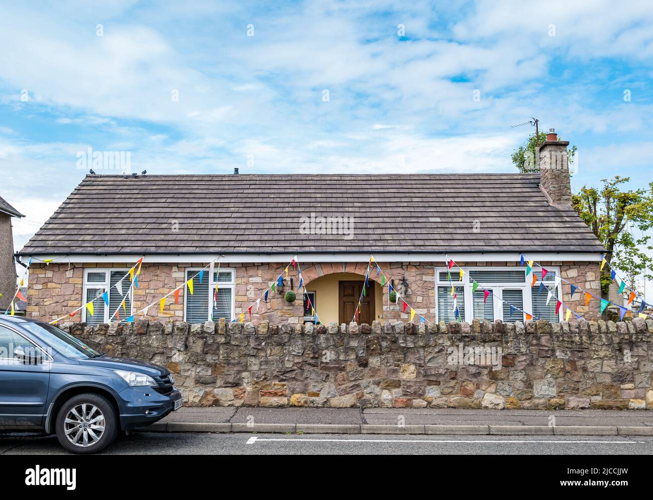 Bunting sul fronte casa bungalow per il giorno di gala, Prestonpans, East Lothian, Scozia, Regno Unito Foto Stock