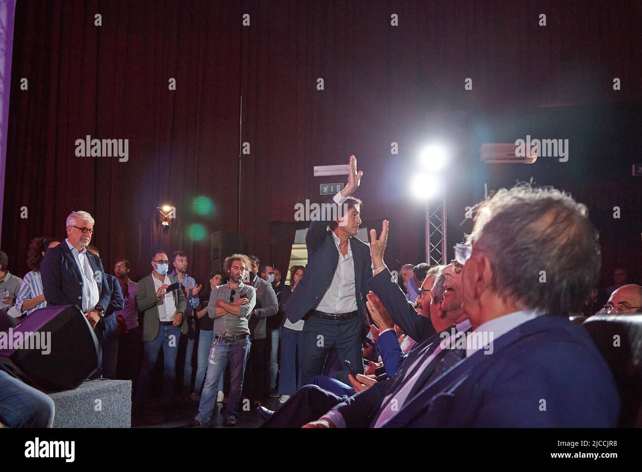 Palermo, Sicilia, Italia. 10th giugno 2022. Più di mille sostenitori del candidato di centro-destra per il comune di Palermo, Roberto Lagalla, hanno partecipato all'ultimo incontro prima del silenzio elettorale al Politeama Multisala di Palermo. Renato Schifani, Ignazio la Russa, Maurizio Gasparri, Gianfranco MiccichÃ¨, Saverio Romano, Carolina Varchi e Francesco Scoma sono stati tra i volti ben noti.FRANCESCO CASCIO, ex candidato al sindaco e candidato al vice sindaco (Credit Image: © Victoria Herranz/ZUMA Press Wire) Foto Stock