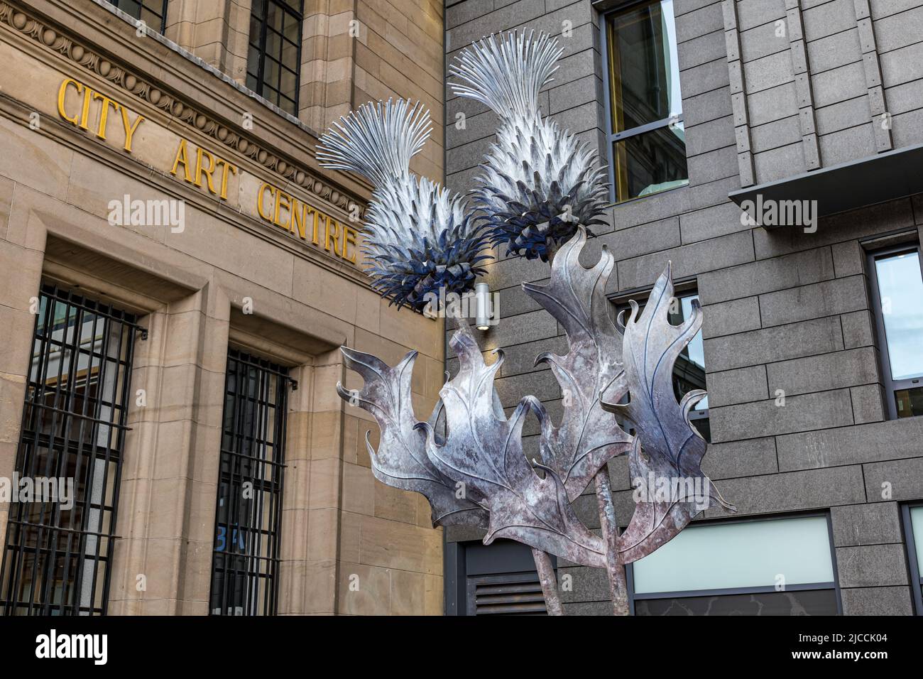 Scultura in metallo di Thistles Scottish simbolici fuori dal City Art Centre, Edimburgo, Scozia, Regno Unito Foto Stock