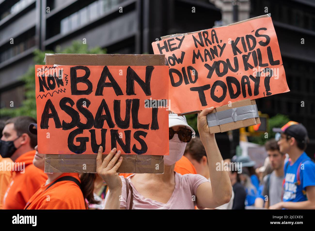 Migliaia di persone si sono riunite in Cadman Plaza e hanno attraversato il ponte di Brooklyn fino allo Zuccotti Park a New York City, NY 11 giugno 2022 protestando contro la crisi delle armi vironce negli Stati Uniti. Foto Stock