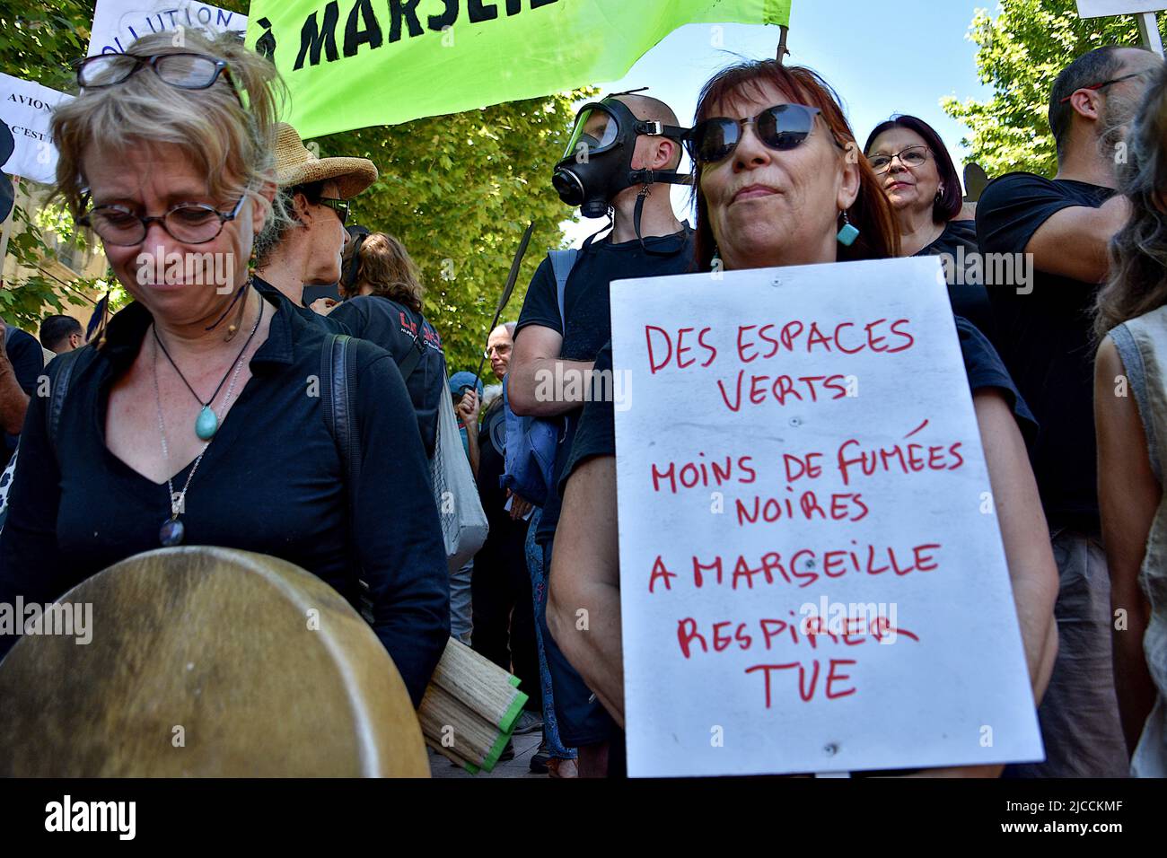 Marsiglia, Francia. 11th giugno 2022. Un manifestante tiene un cartello durante la dimostrazione. A Marsiglia si sono riuniti in loco Bargemon per manifestare contro l'inquinamento dei trasporti marittimi. (Foto di Gerard Bottino/SOPA Images/Sipa USA) Credit: Sipa USA/Alamy Live News Foto Stock