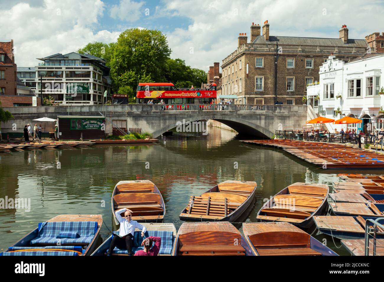 Punter barche sul fiume Cam a Cambridge, Inghilterra. Foto Stock