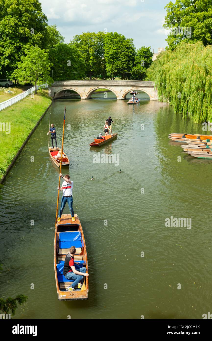 Barche Punter sul fiume Cam a Cambridge, Trinity Bridge in lontananza. Foto Stock