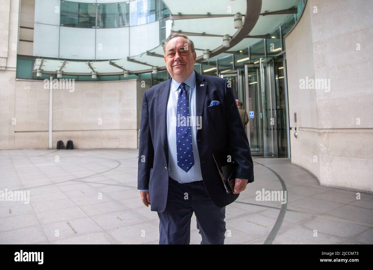 Londra, Inghilterra, Regno Unito. 12th giugno 2022. L'ex primo Ministro della Scozia ALEX SALMOND è visto lasciare la BBC. (Credit Image: © Tayfun Salci/ZUMA Press Wire) Foto Stock