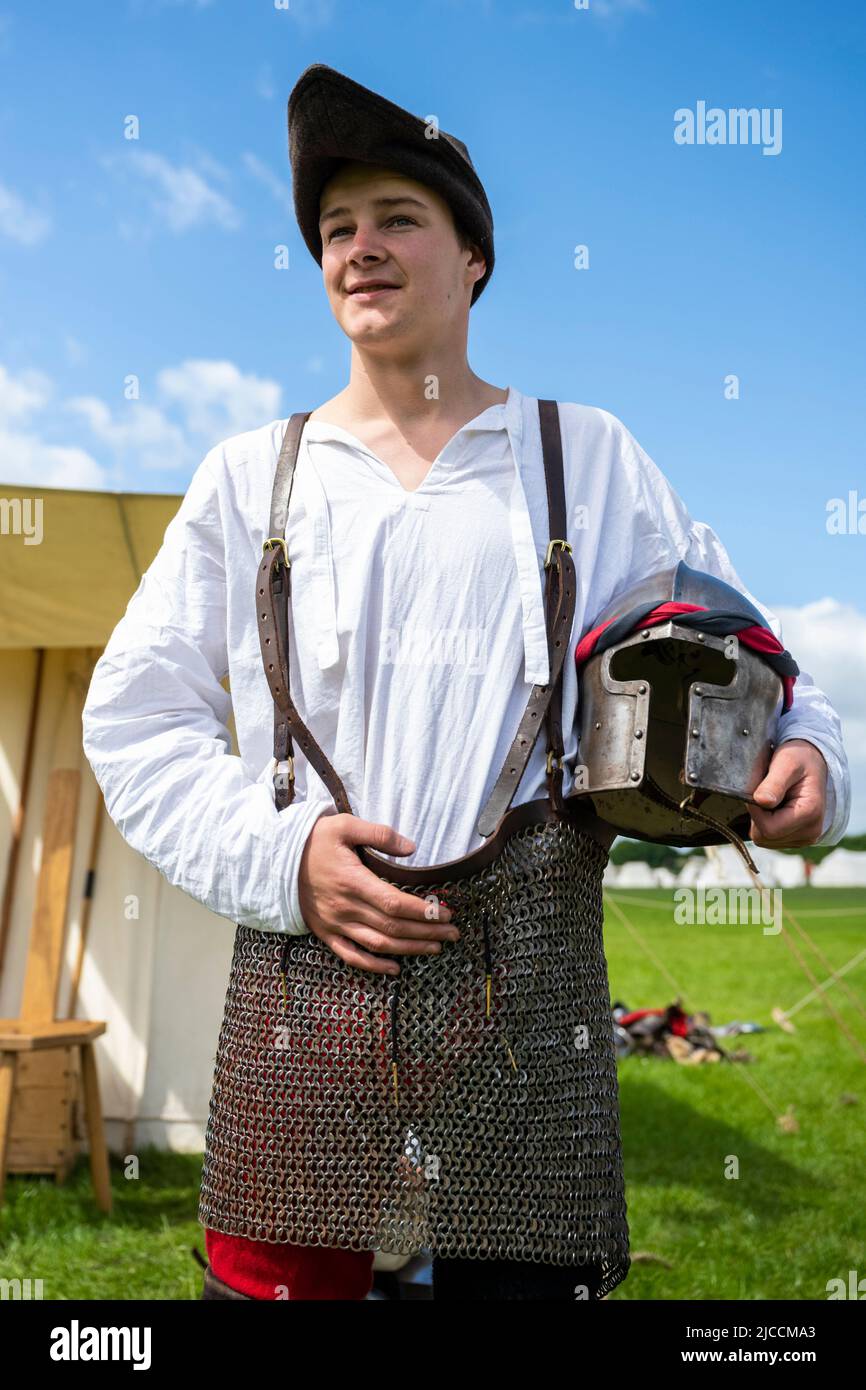 Londra, Regno Unito. 12 giugno 2022. Elliot Davies, re-enattore con il suo casco come uomo alle braccia del De Cobhams (Yorkists), durante il Barnet Medieval Festival, nel nord di Londra. E’ l’unica festa medievale della capitale e dedicata a coinvolgere le persone nella storia della Battaglia di Barnet e nel suo significato all’interno delle guerre delle Rose. La battaglia di Barnet vide Edoardo IV condurre il suo esercito yorkista alla vittoria contro le forze Lancastriane guidate dal Conte di Warwick il 14th aprile 1471. Credit: Stephen Chung / Alamy Live News Foto Stock