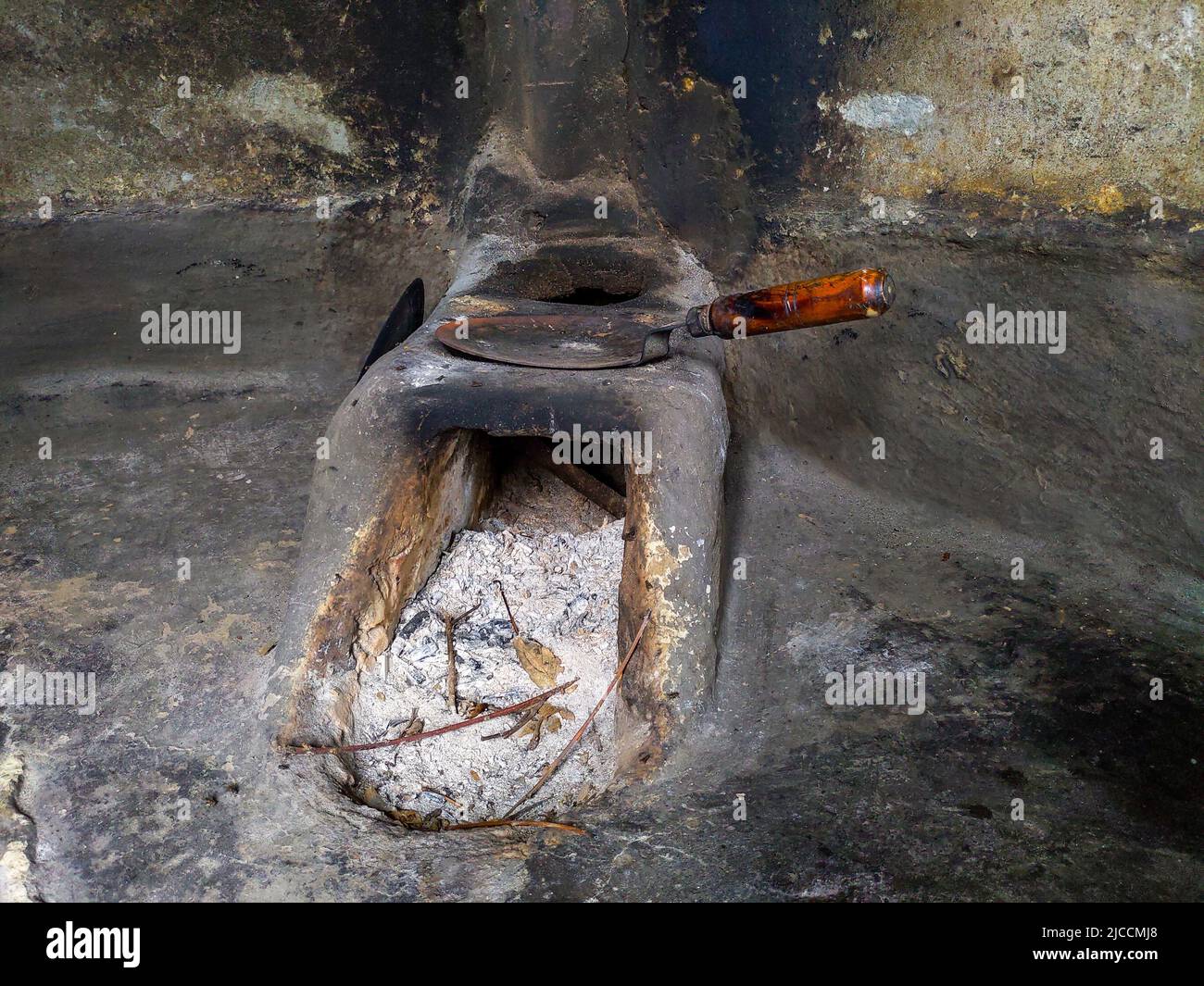 Un primo piano di un camino tradizionale fatto di fango e argilla in una cucina rurale casalinghi. Uttarakhand India. Foto Stock