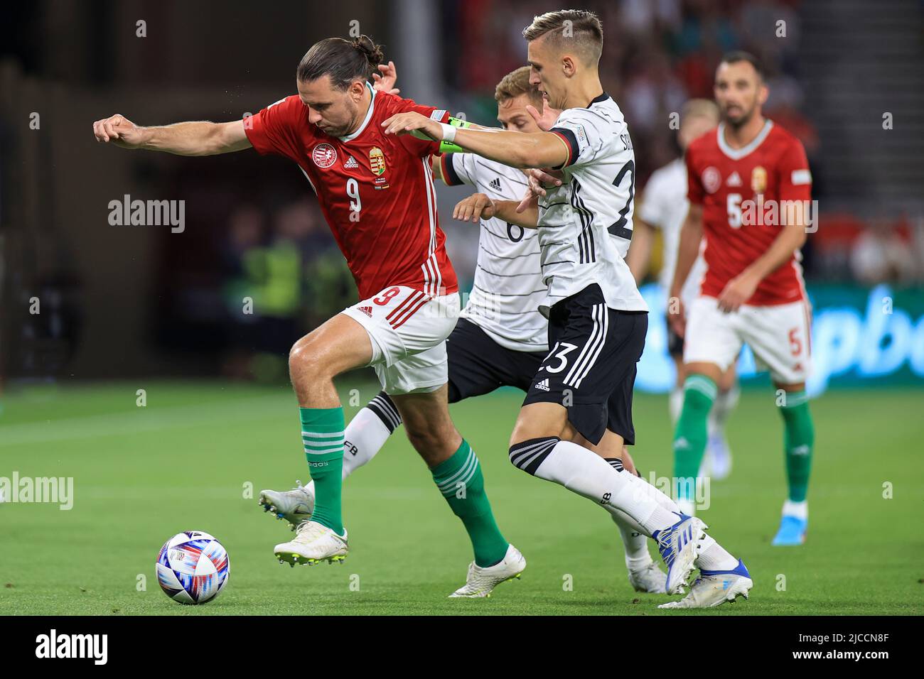 BUDAPEST, UNGHERIA - GIUGNO 11: Joshua Kimmich di Germania (r) e Nico Schlotterbeck di Germania (R2) sfidano Adam Szalai di Ungheria durante la Lega delle Nazioni UEFA una partita del Gruppo 3 tra Ungheria e Germania all'Arena di Puskas il 11 Giugno 2022 a Budapest, Ungheria. Foto Stock