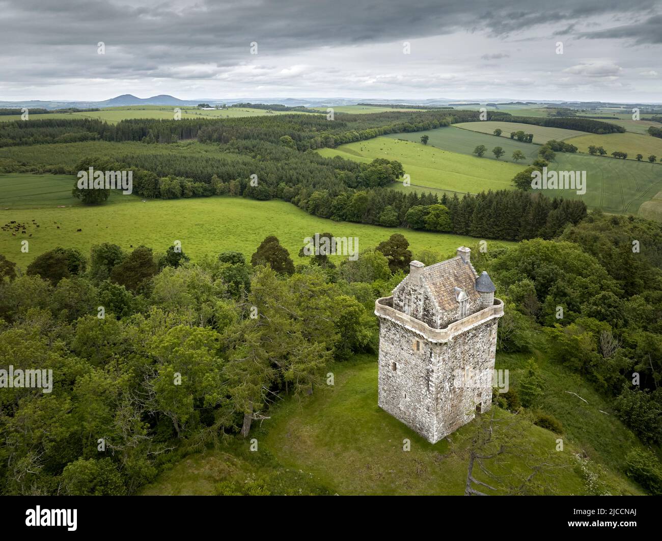 Foto aerea del Castello di Fatlips una torre di buccia nel Roxburghshire, nei confini scozzesi. Situato in cima a Minto Crags, sopra il fiume Teviot, Foto Stock