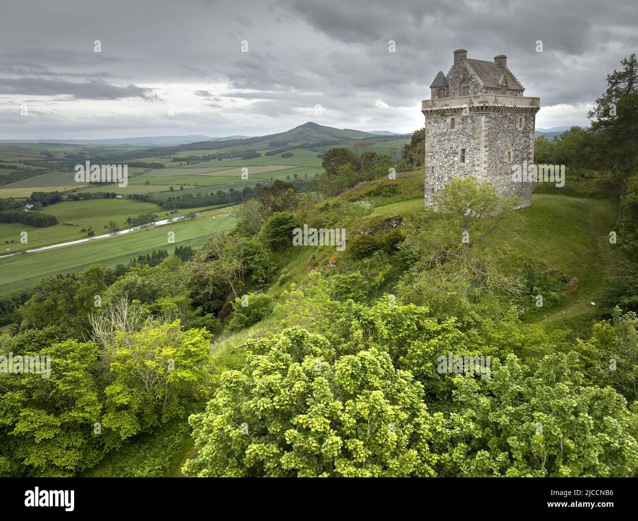 Foto aerea del Castello di Fatlips una torre di buccia nel Roxburghshire, nei confini scozzesi. Situato in cima a Minto Crags, sopra il fiume Teviot, Foto Stock
