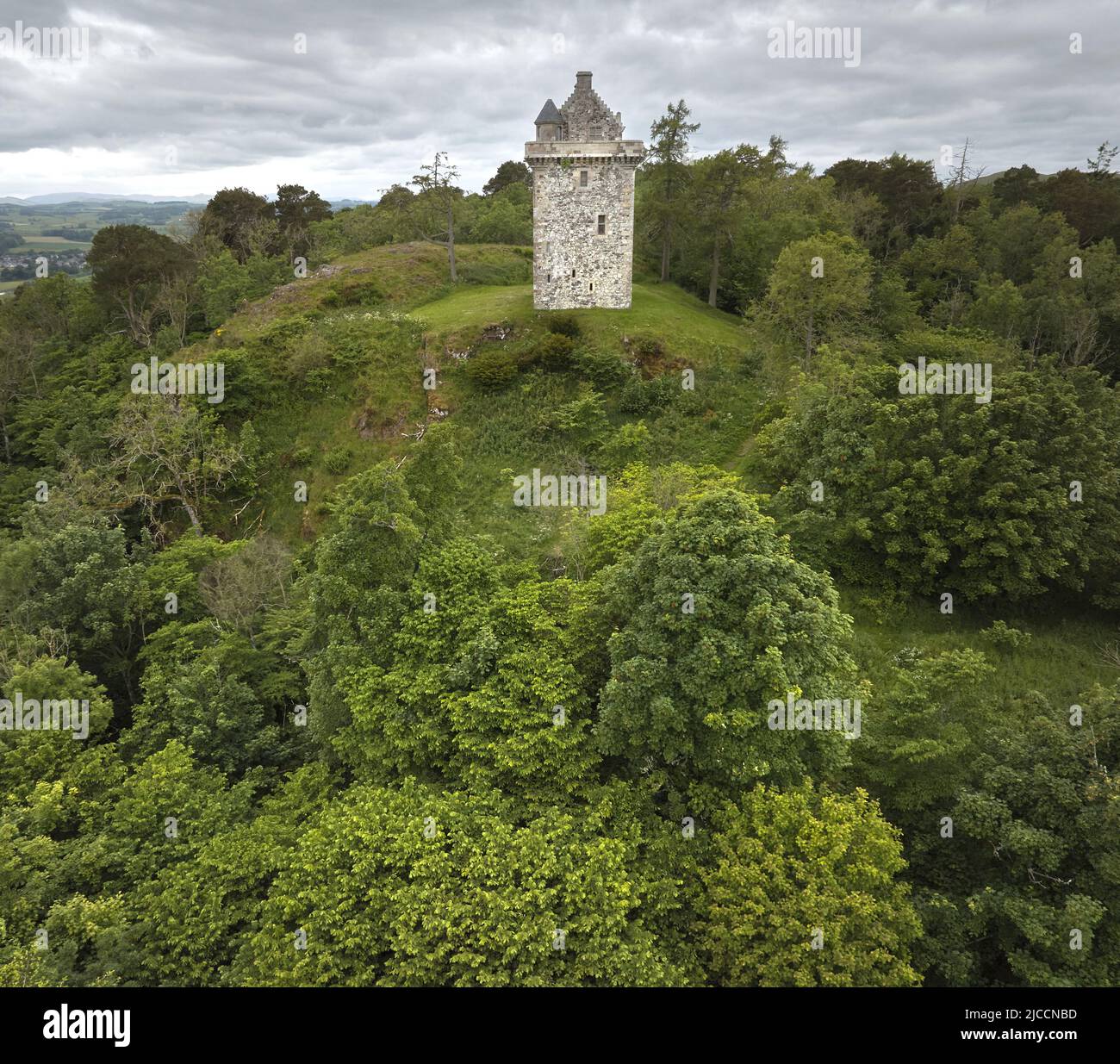 Foto aerea del Castello di Fatlips una torre di buccia nel Roxburghshire, nei confini scozzesi. Situato in cima a Minto Crags, sopra il fiume Teviot, Foto Stock