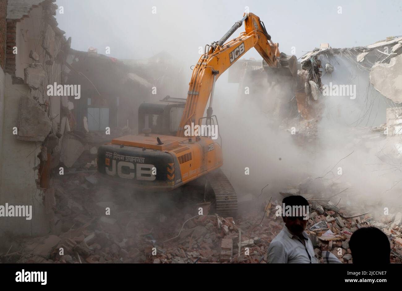 Prayagraj, India. 12th giugno 2022. Bulldozer che è usato da Prayagraj autorità di sviluppo amministrazione per demolire la residenza illegalmente costruita del cospiratore principale di protesta violenta e di pietra pelando la domenica a Prayagraj, India. Le proteste sono scoppiate in diverse parti del paese venerdì (10 giugno 2022) contro il portavoce del partito Bharatiya Janata hanno ora sospeso il commento derogatorio di Nupur Sharma sul Profeta Muhammad. Le proteste nel Prayagraj di Utttar Pradesh e in altri stati si sono trasformate in violente dove la polizia ha dovuto ricorrere alla lathi-carica. Credit: Anil Shakya/Alamy Live News Foto Stock