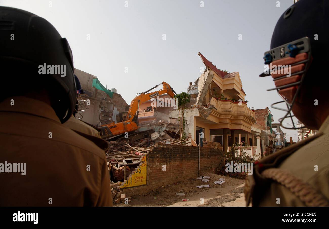 Prayagraj, India. 12th giugno 2022. Bulldozer che è usato da Prayagraj autorità di sviluppo amministrazione per demolire la residenza illegalmente costruita del cospiratore principale di protesta violenta e di pietra pelando la domenica a Prayagraj, India. Le proteste sono scoppiate in diverse parti del paese venerdì (10 giugno 2022) contro il portavoce del partito Bharatiya Janata hanno ora sospeso il commento derogatorio di Nupur Sharma sul Profeta Muhammad. Le proteste nel Prayagraj di Utttar Pradesh e in altri stati si sono trasformate in violente dove la polizia ha dovuto ricorrere alla lathi-carica. Credit: Anil Shakya/Alamy Live News Foto Stock