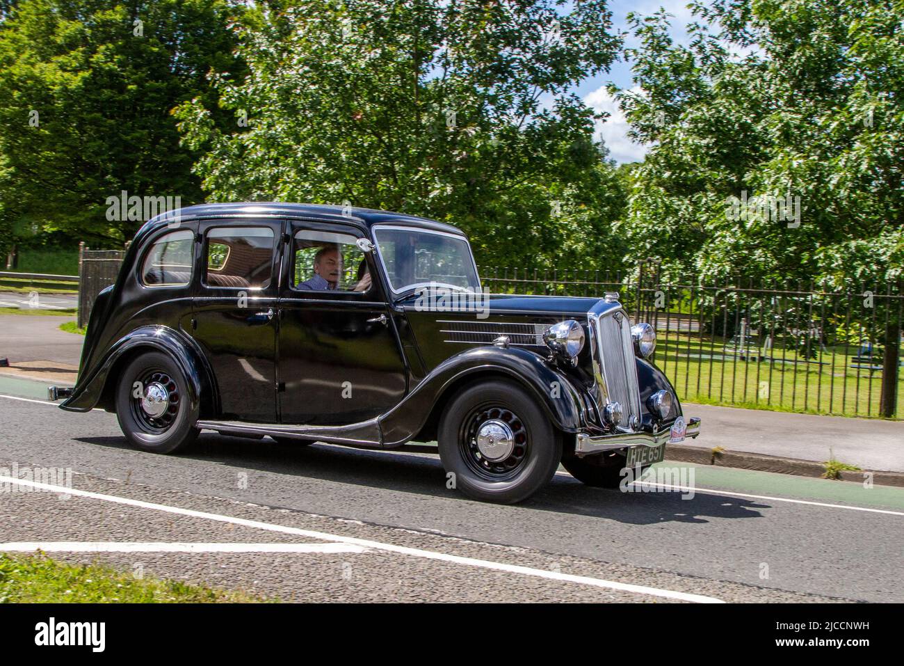 1947 berlina nera WOLSELEY 1548cc benzina; automobili ha presentato durante l'anno 58th del Manchester to Blackpool Touring Assembly per Veteran, Vintage, Classic e le automobili care. Foto Stock
