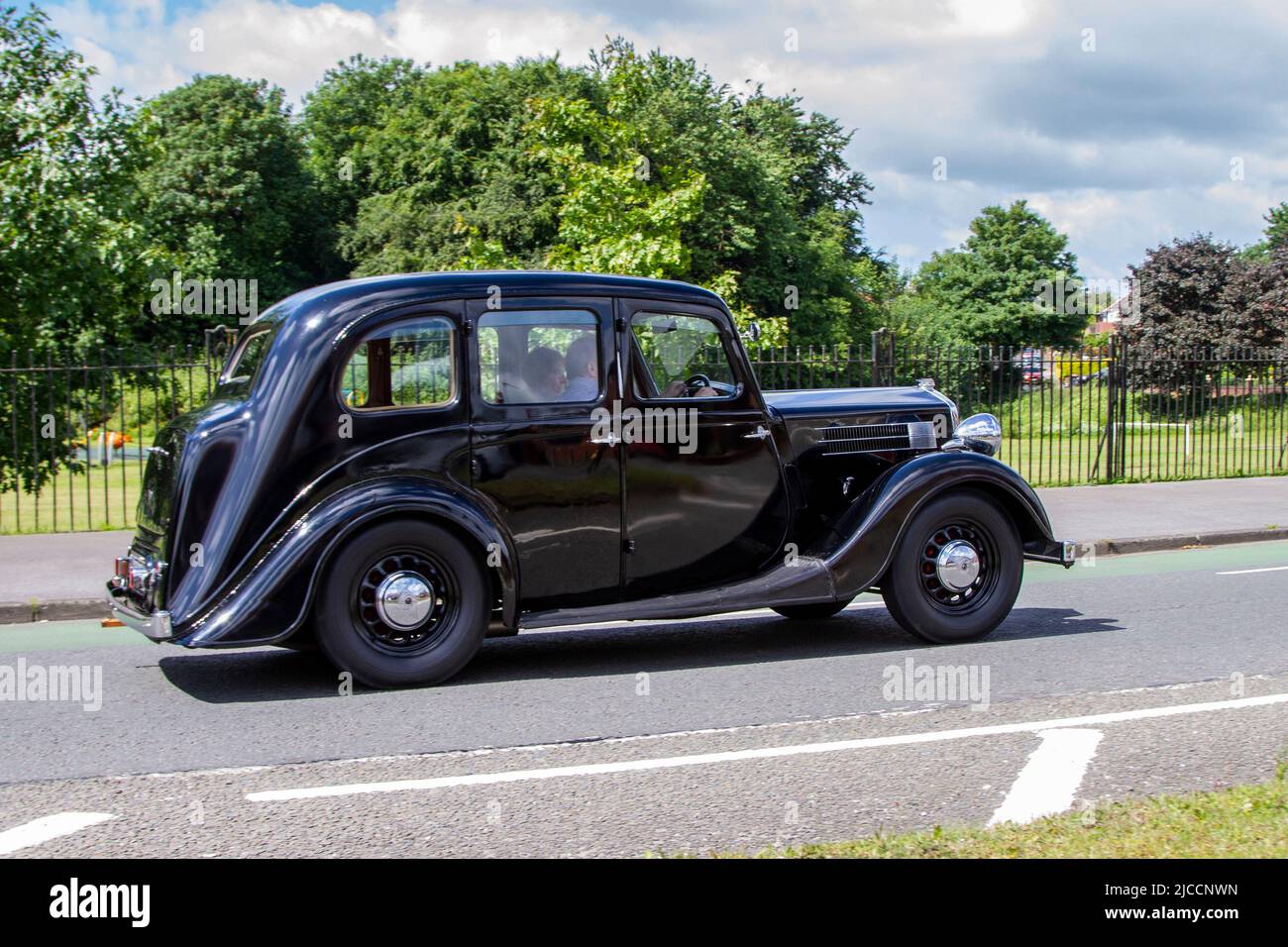 1947 berlina nera WOLSELEY 1548cc benzina; automobili ha presentato durante l'anno 58th del Manchester to Blackpool Touring Assembly per Veteran, Vintage, Classic e le automobili care. Foto Stock