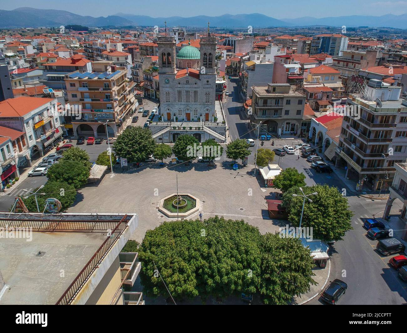 Veduta aerea della Chiesa Metropolitana di San Basilio e della piazza centrale della città di Tripoli ad Arcadia, Grecia, Europa Foto Stock