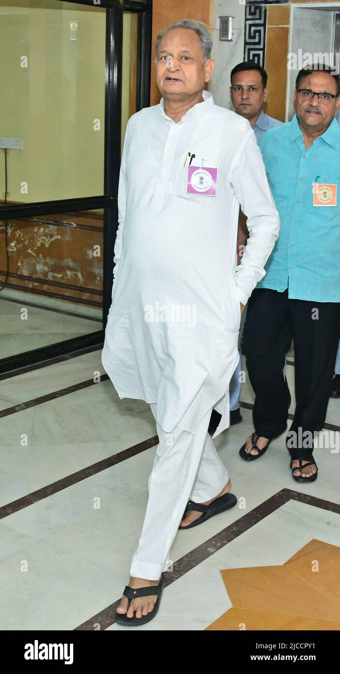 Jaipur, India - (6/10/2022) il ministro capo del Rajasthan Ashok Gehlot arriva a lanciare il suo voto durante le elezioni del Rajya Sabha all'Assemblea di Stato a Jaipur. La sentenza Conrgess ha vinto tre dei quattro seggi nello stato, mentre la BJP ha ricevuto un seggio. (Foto di Sumit Saraswat/Pacific Press/Sipa USA) Foto Stock