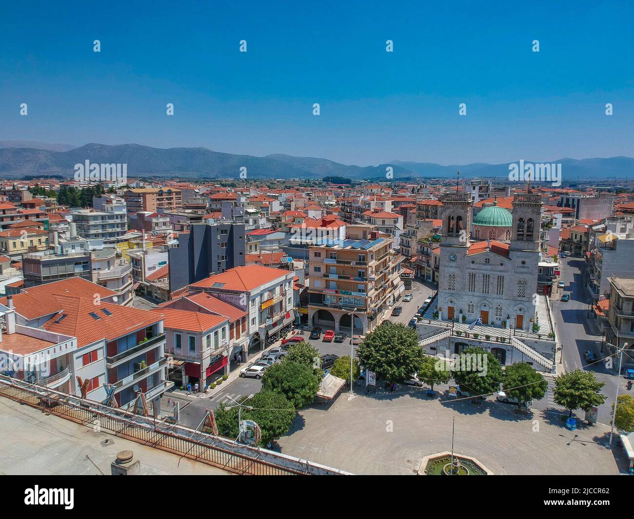 Veduta aerea della Chiesa Metropolitana di San Basilio e della piazza centrale della città di Tripoli ad Arcadia, Grecia, Europa Foto Stock