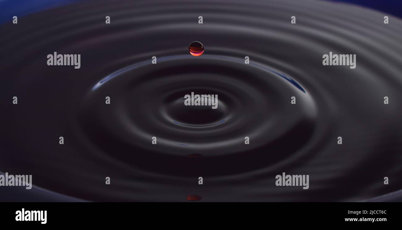 Water drop Fotografia, primo piano di gocce d'acqua rossa in acqua di colore blu scuro. Foto Stock