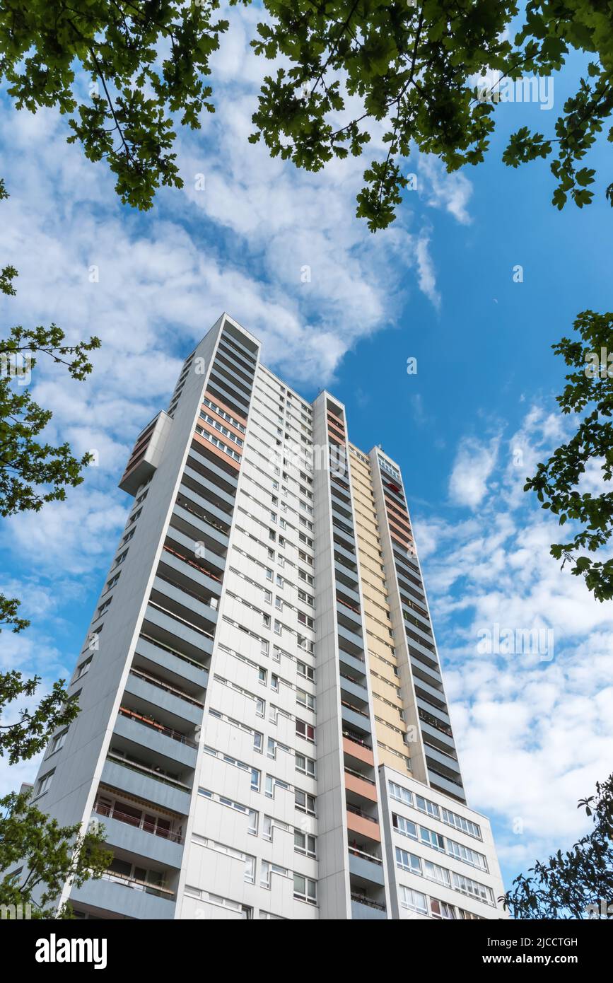 Una casa molto alta a Berlino Gropiusstadt confina con le foglie Foto Stock