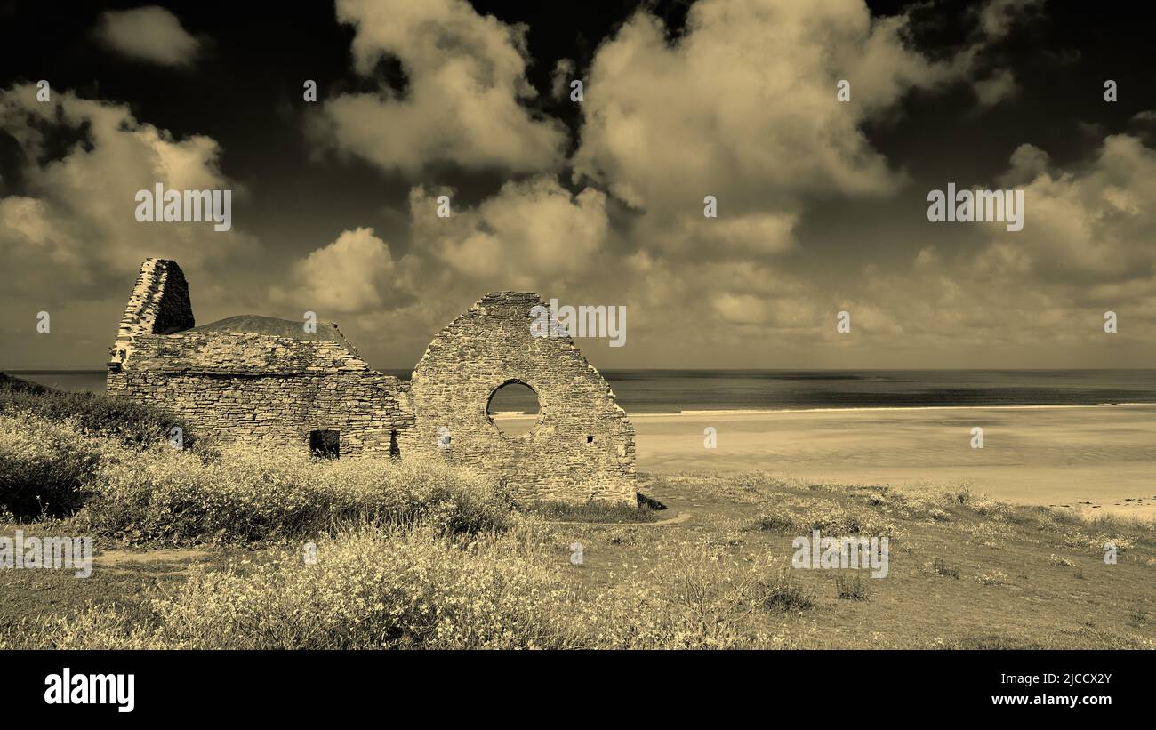 Immagine di Vielle Eglise, spiaggia, mare e dune di sabbia. Immagine in bianco e nero. Carteret, Normandia, Francia Foto Stock