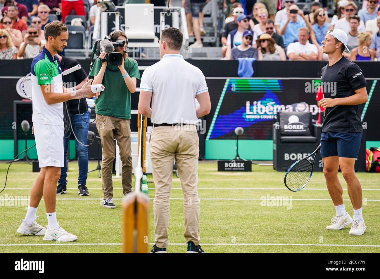 'S-HERTOGENBOSCH, PAESI BASSI - GIUGNO 12: Daniil Medvedev di Russia e Tim van Rijthoven dei Paesi Bassi durante la partita finale Mens Singles tra Daniil Medvedev di Russia e Tim van Rijthoven dei Paesi Bassi all'Autotron il 12 Giugno 2022 in 's-Hertogenbosch, Paesi Bassi (Foto di Joris Verwijst/Agenzia BSR) Foto Stock
