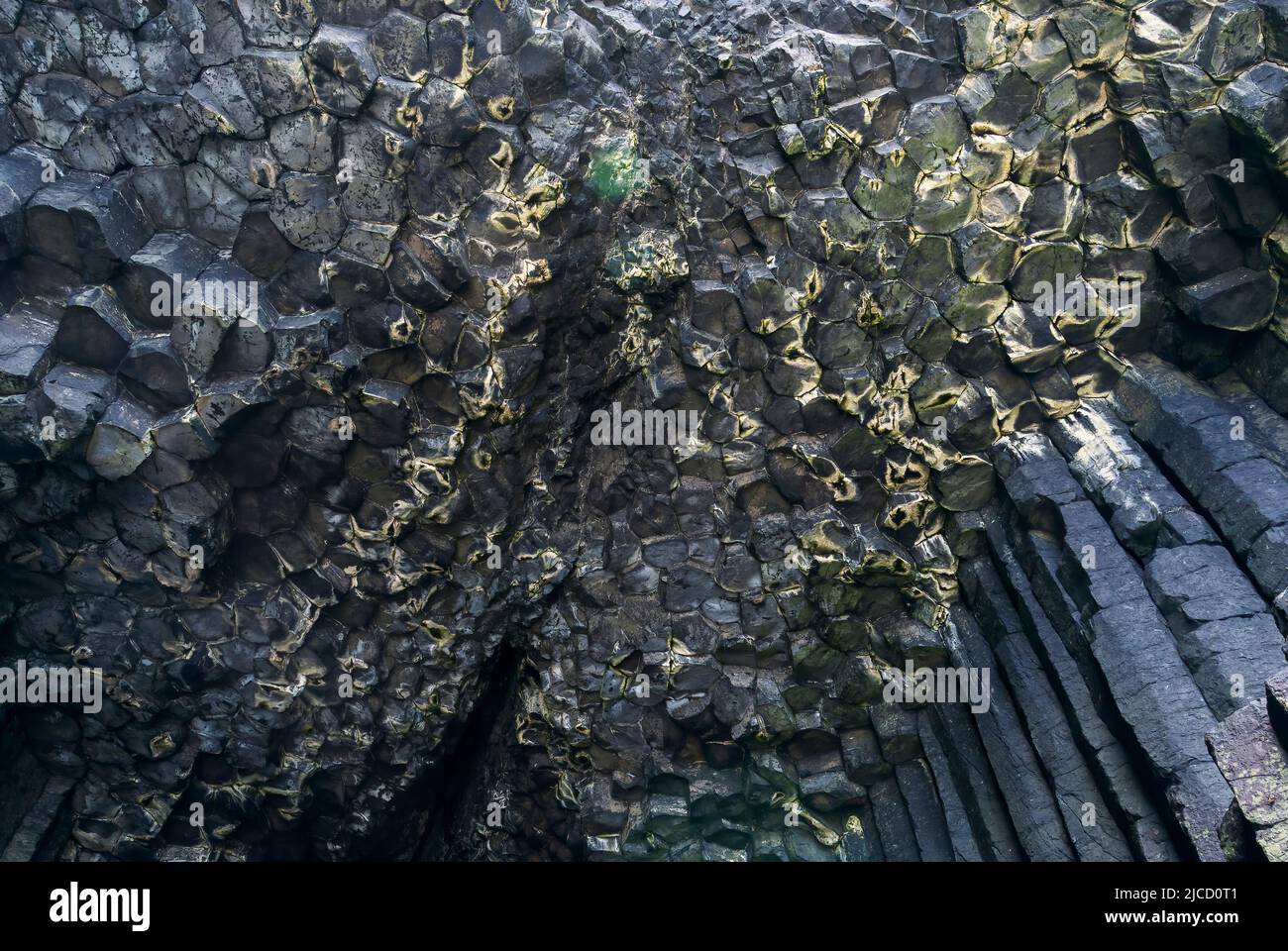 Caverna di Fingal, che mostra caverna e lava basaltica, Staffa Island, Scozia, Regno Unito, 30 maggio 2022 Foto Stock