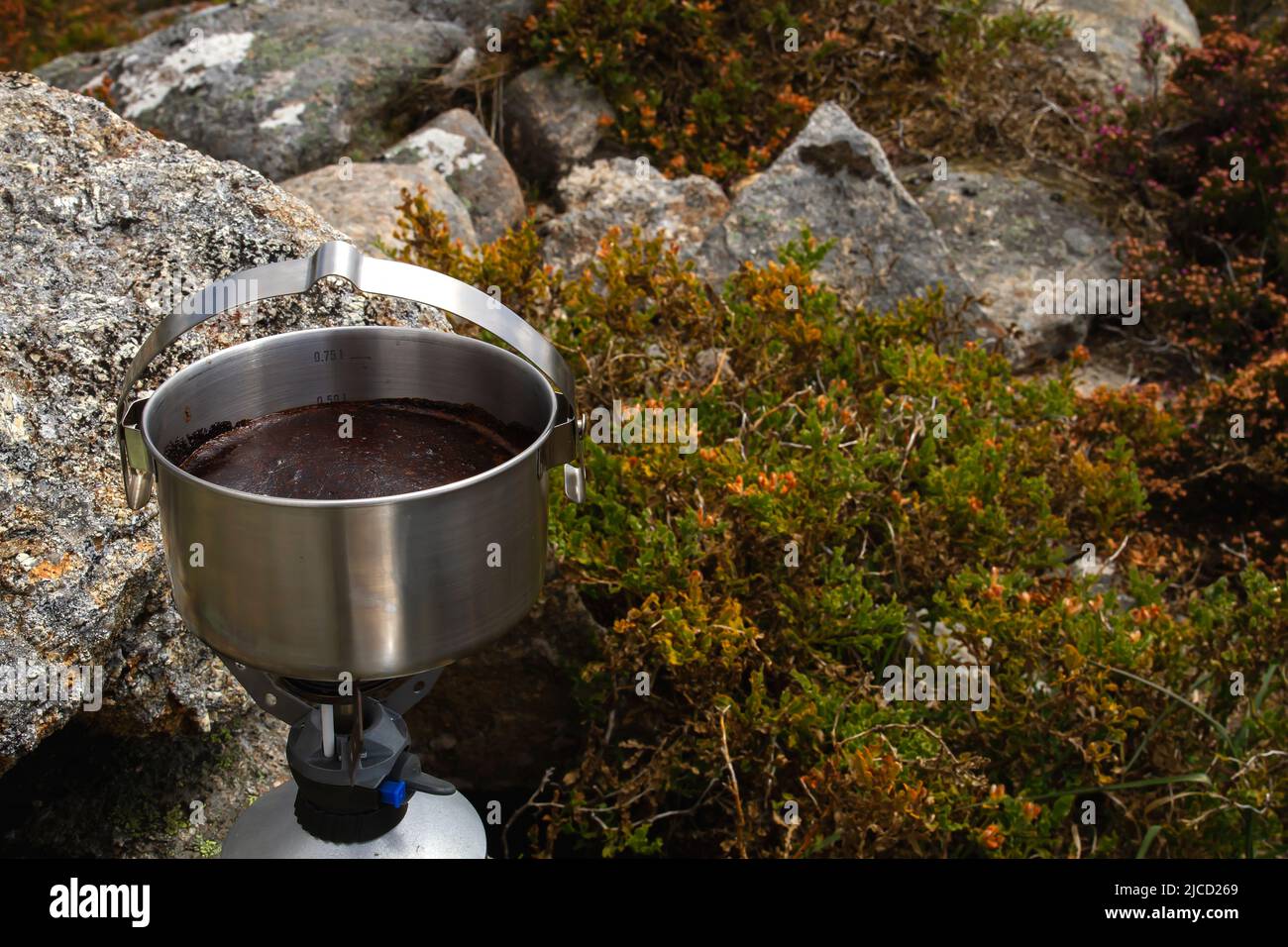 Caffè all'aperto con una stufa a gas portatile Foto Stock