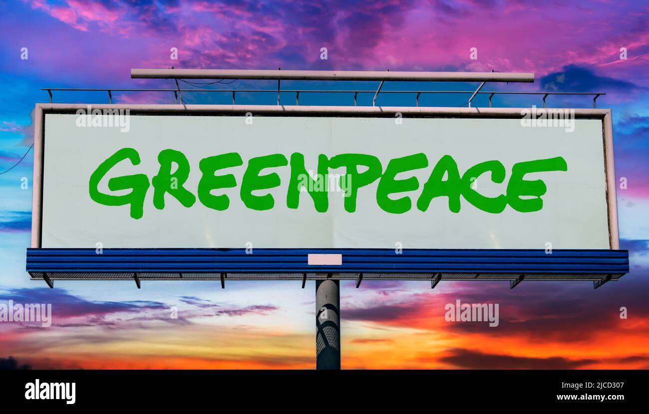POZNAN, POL - 1 MAGGIO 2022: Cartellone pubblicitario con logo di Greenpeace, un'organizzazione ambientale non governativa con sede in A. Foto Stock