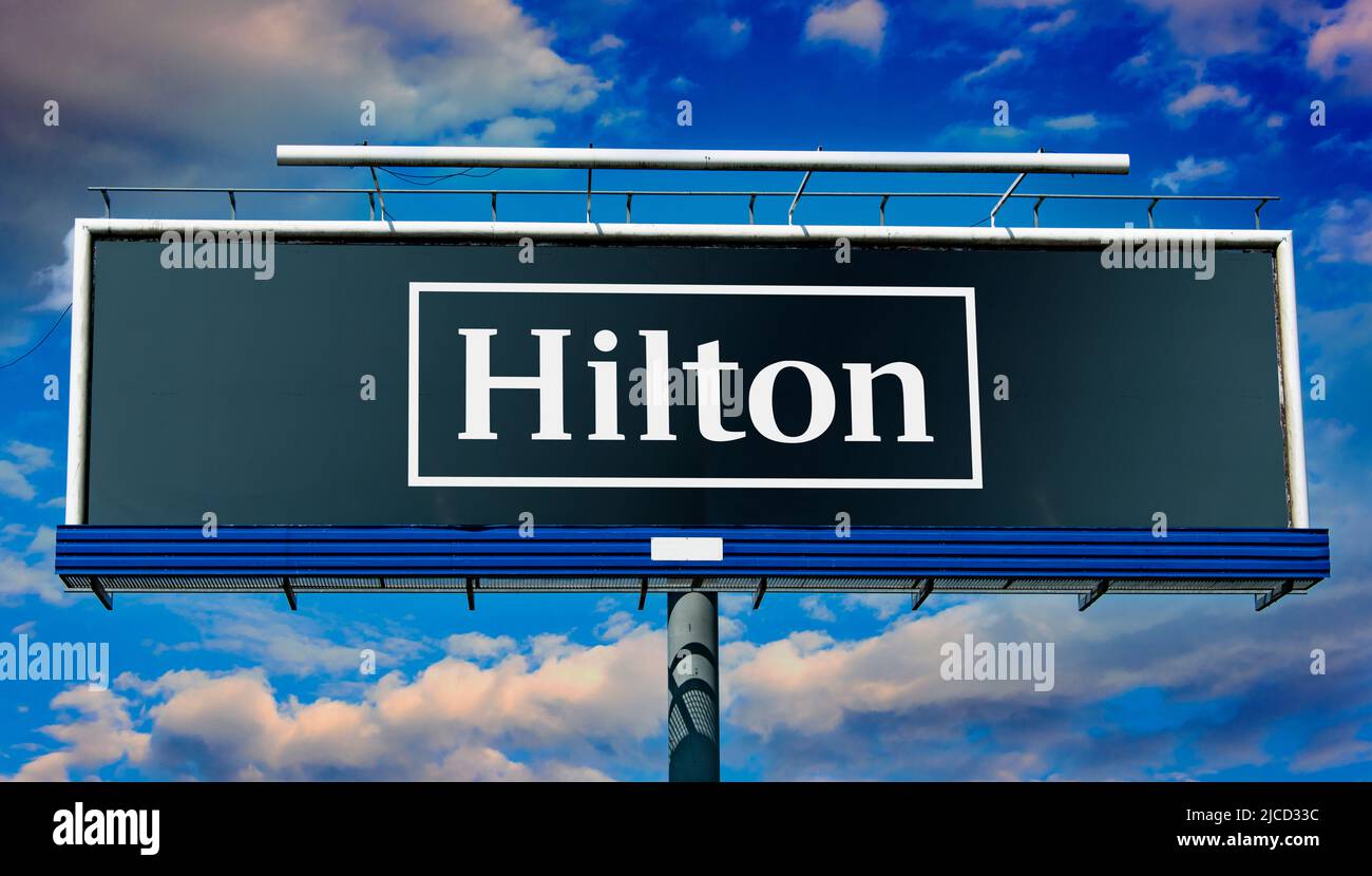POZNAN, POL - 1 MAGGIO 2022: Cartellone pubblicitario che mostra il logo di Hilton Worldwide Holdings Inc., una società di ospitalità che gestisce e franchising Foto Stock