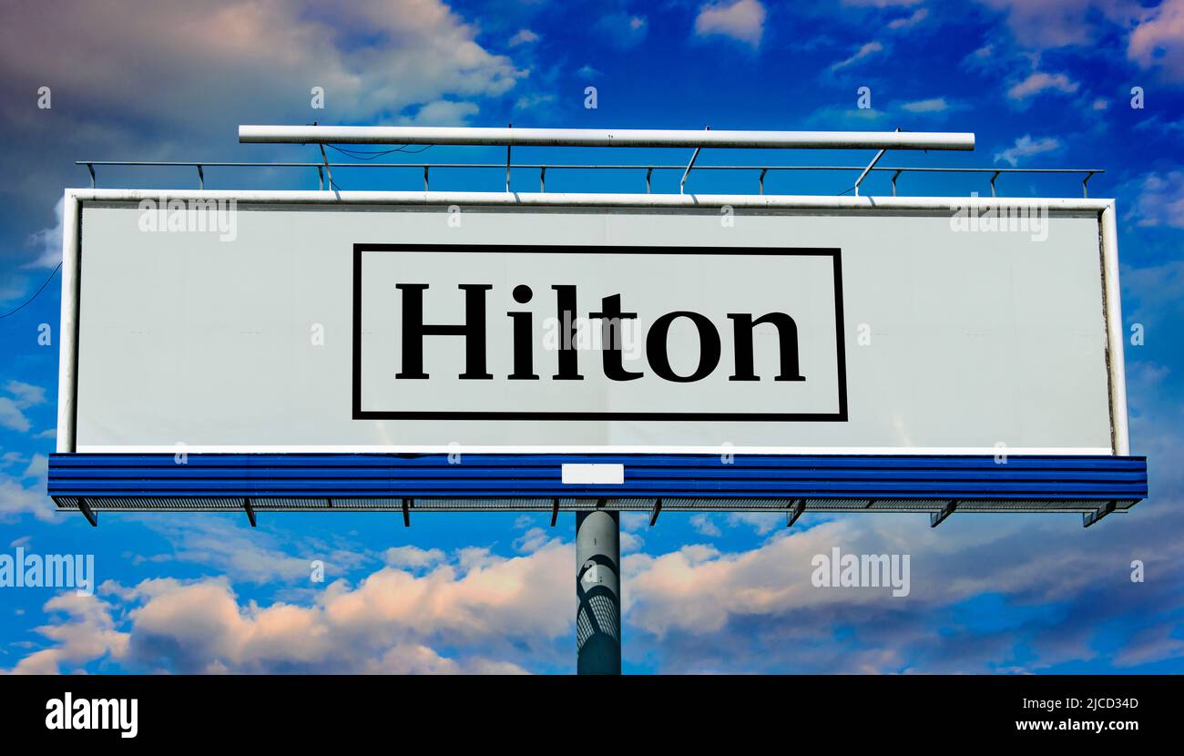 POZNAN, POL - 1 MAGGIO 2022: Cartellone pubblicitario che mostra il logo di Hilton Worldwide Holdings Inc., una società di ospitalità che gestisce e franchising Foto Stock