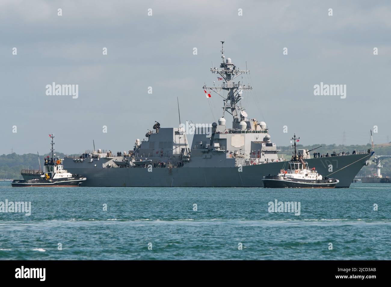 Il 11th giugno 2022 il cacciatorpediniere USS della Marina militare statunitense Arleigh Burke (DDG 107) ha fatto una breve sosta logistica a Portsmouth, Regno Unito per cibo e carburante. Foto Stock