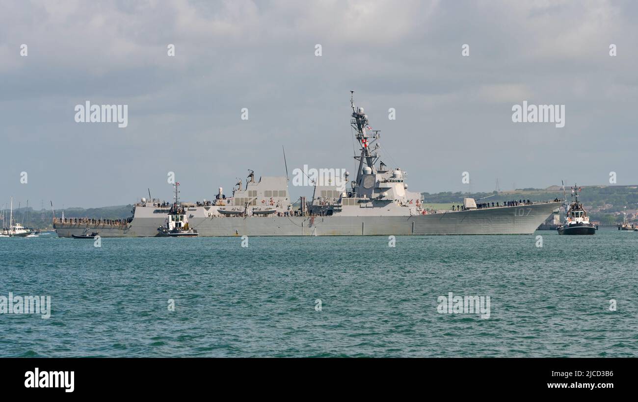 Il 11th giugno 2022 il cacciatorpediniere USS della Marina militare statunitense Arleigh Burke (DDG 107) ha fatto una breve sosta logistica a Portsmouth, Regno Unito per cibo e carburante. Foto Stock