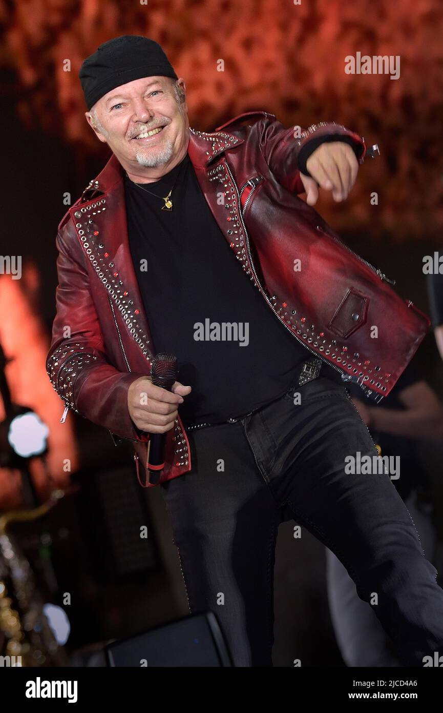 Vasco Rossi si esibisce durante il Vasco Live Tour 2022 al Circo massimo di Roma il 12 giugno 2022 a Roma. Foto Stock