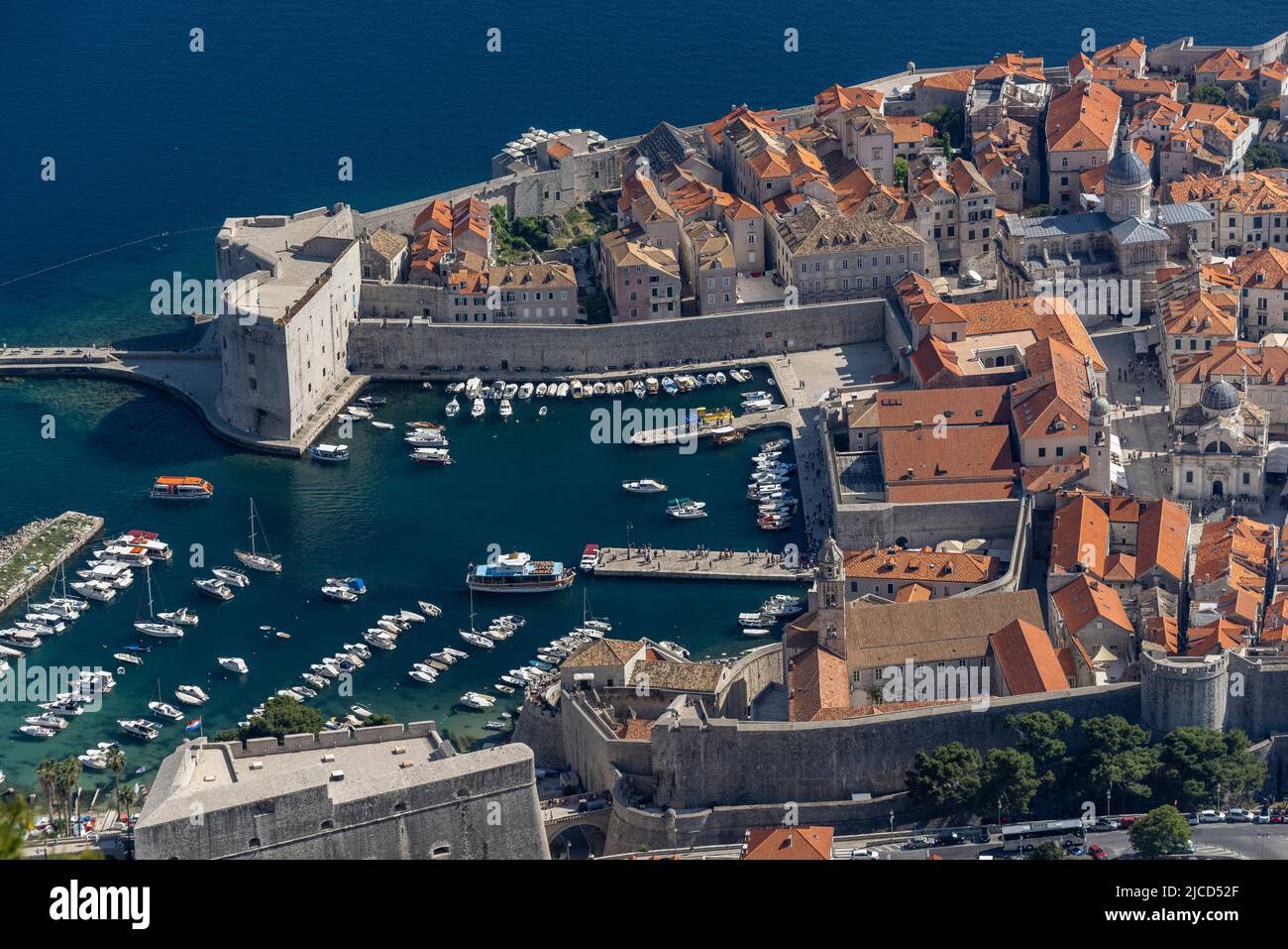 Vista del Porto della Città Vecchia dal punto di osservazione della funivia SRD, Dubrovnik, Croazia Foto Stock
