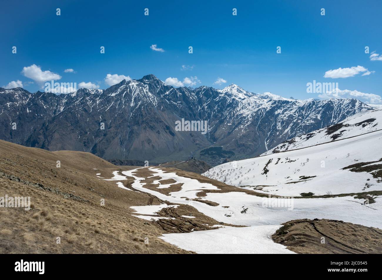 Escursionisti sul sentiero del monte Kazbeg. Montagne del Caucaso. Stepantsminda, Repubblica di Georgia. Foto Stock