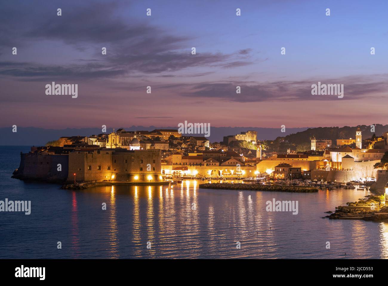 Vista al tramonto della città vecchia, Dubrovnik, Croazia Foto Stock