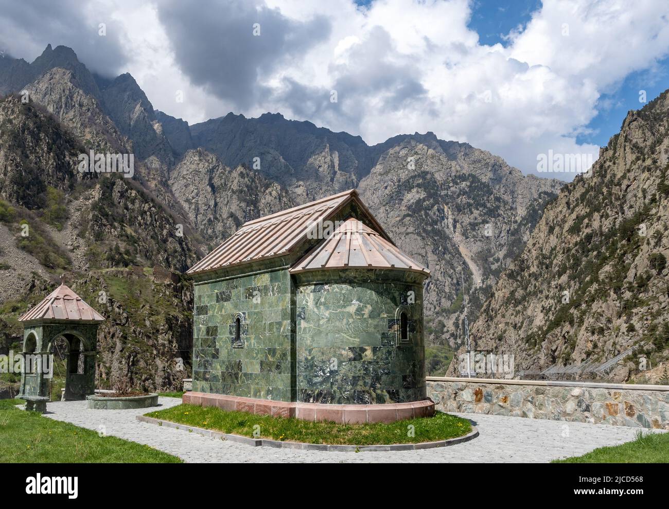 Camera verde in pietra serpentina al Monastero di Dariali. Montagne del Caucaso. Kazbegi, la Repubblica di Georgia. Foto Stock