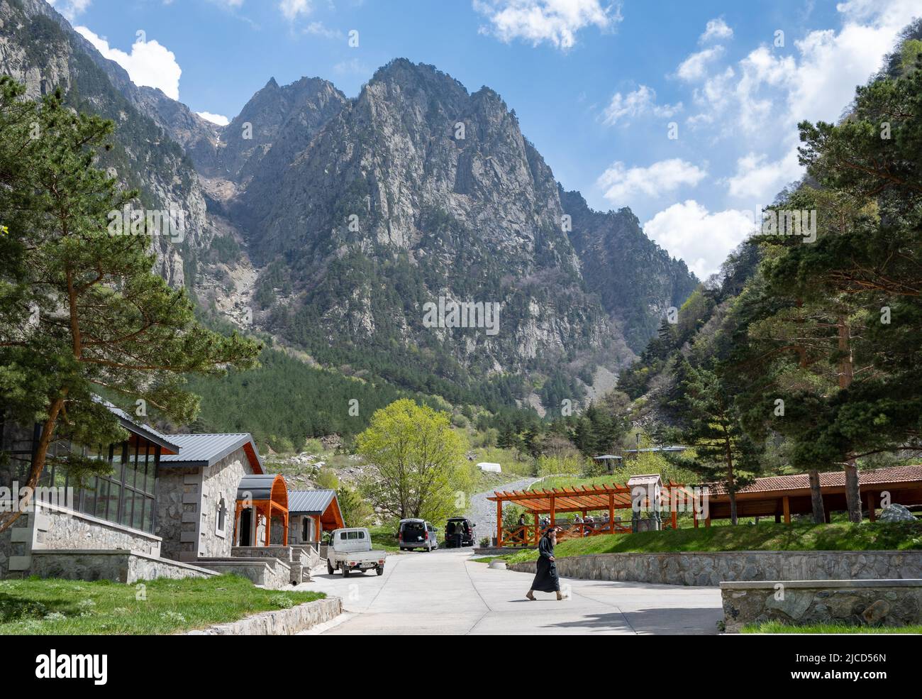 Il monastero di Dariali è annidato in profondità nei monti del Caucaso maggiore. Kazbegi, la Repubblica di Georgia. Foto Stock