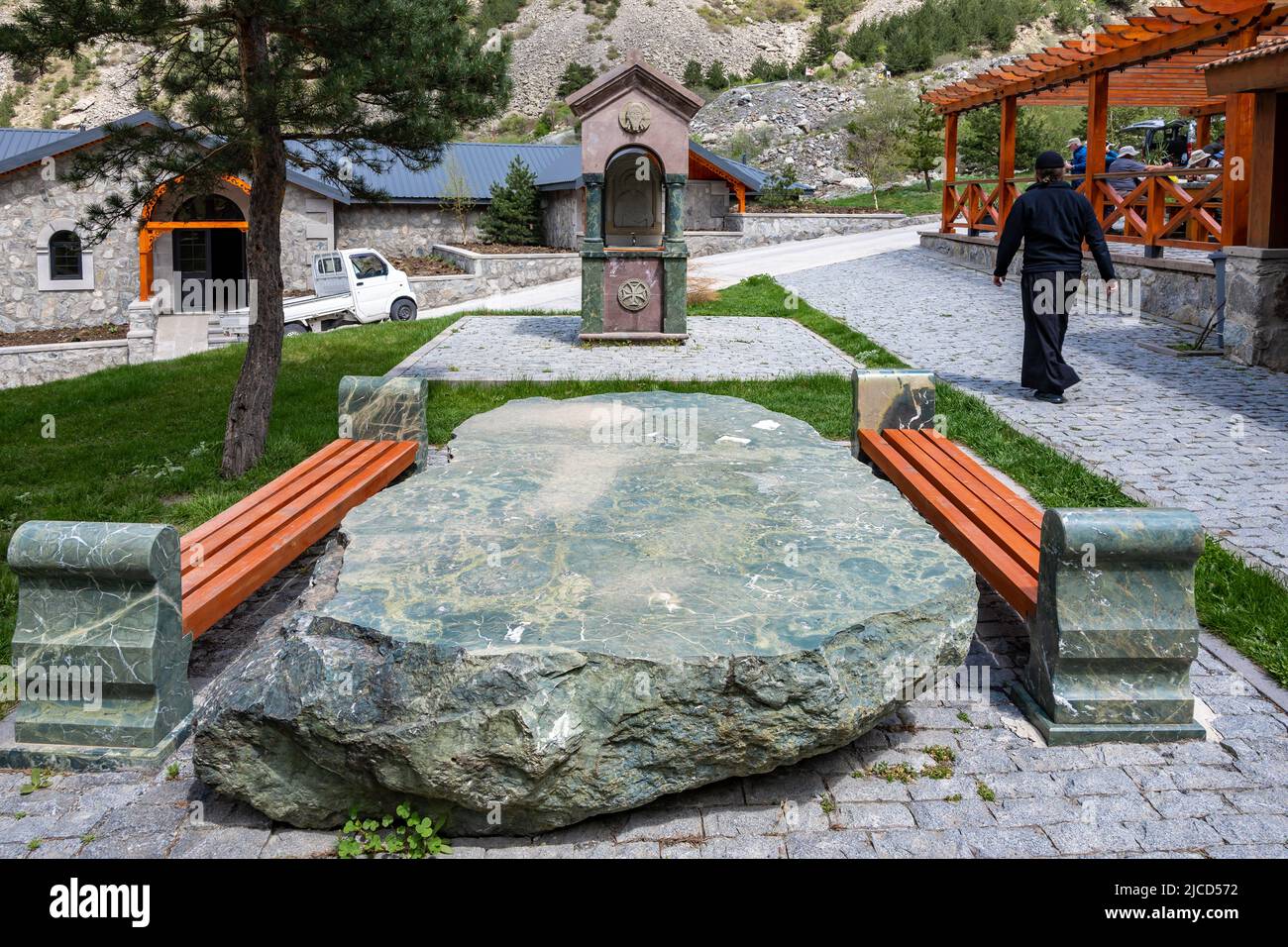 Un tavolo fatto di gigantesca roccia verde a serpentina al Monastero di Dariali. Montagne del Caucaso. Kazbegi, la Repubblica di Georgia. Foto Stock