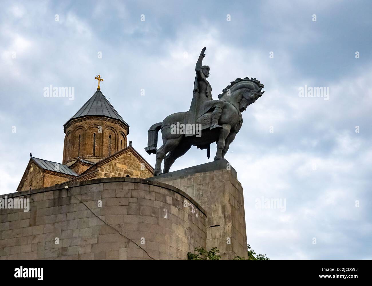 La statua del re Vakhtang Gorgasali su un cavallo di fronte alla chiesa di Metekhi. Tbilisi, Repubblica di Georgia. Foto Stock