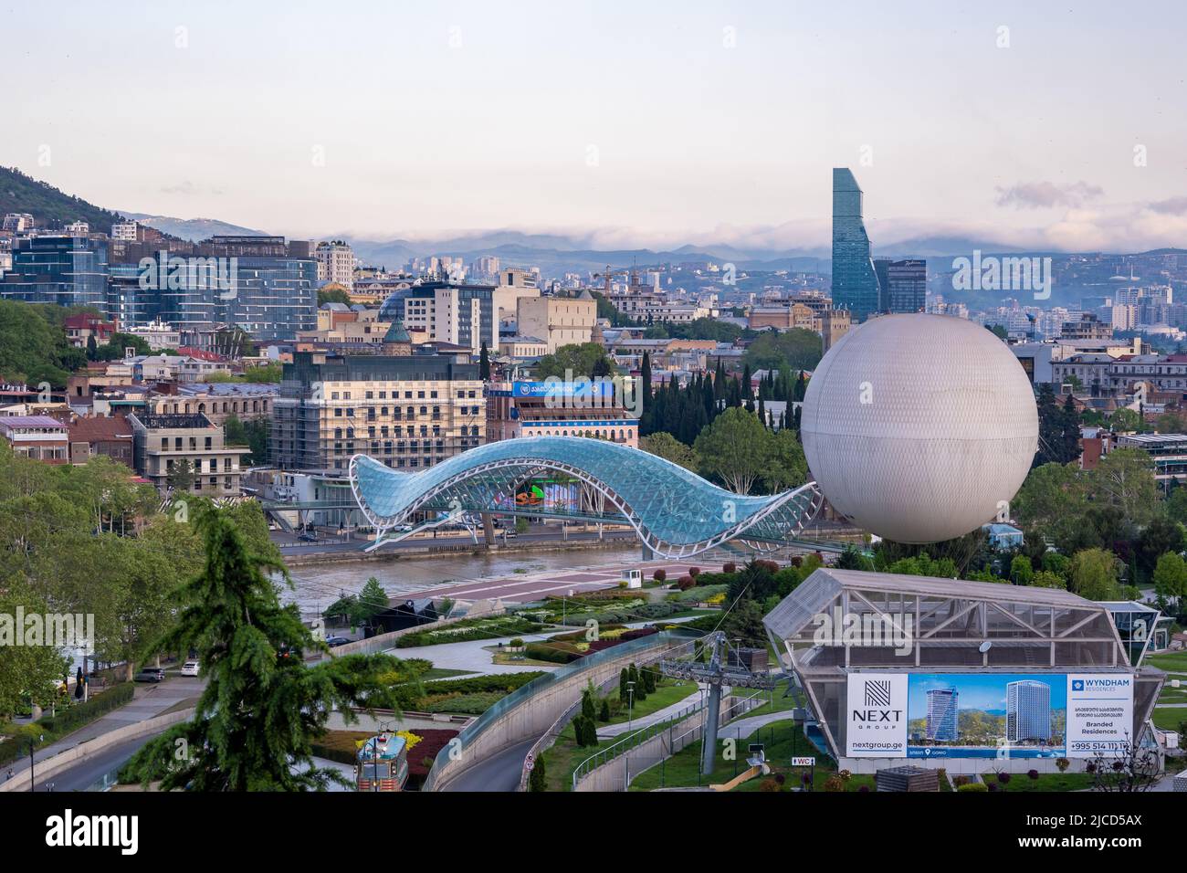 Il fiume Mtkvari attraversa il centro di Tbilisi, capitale della Repubblica di Georgia. Foto Stock