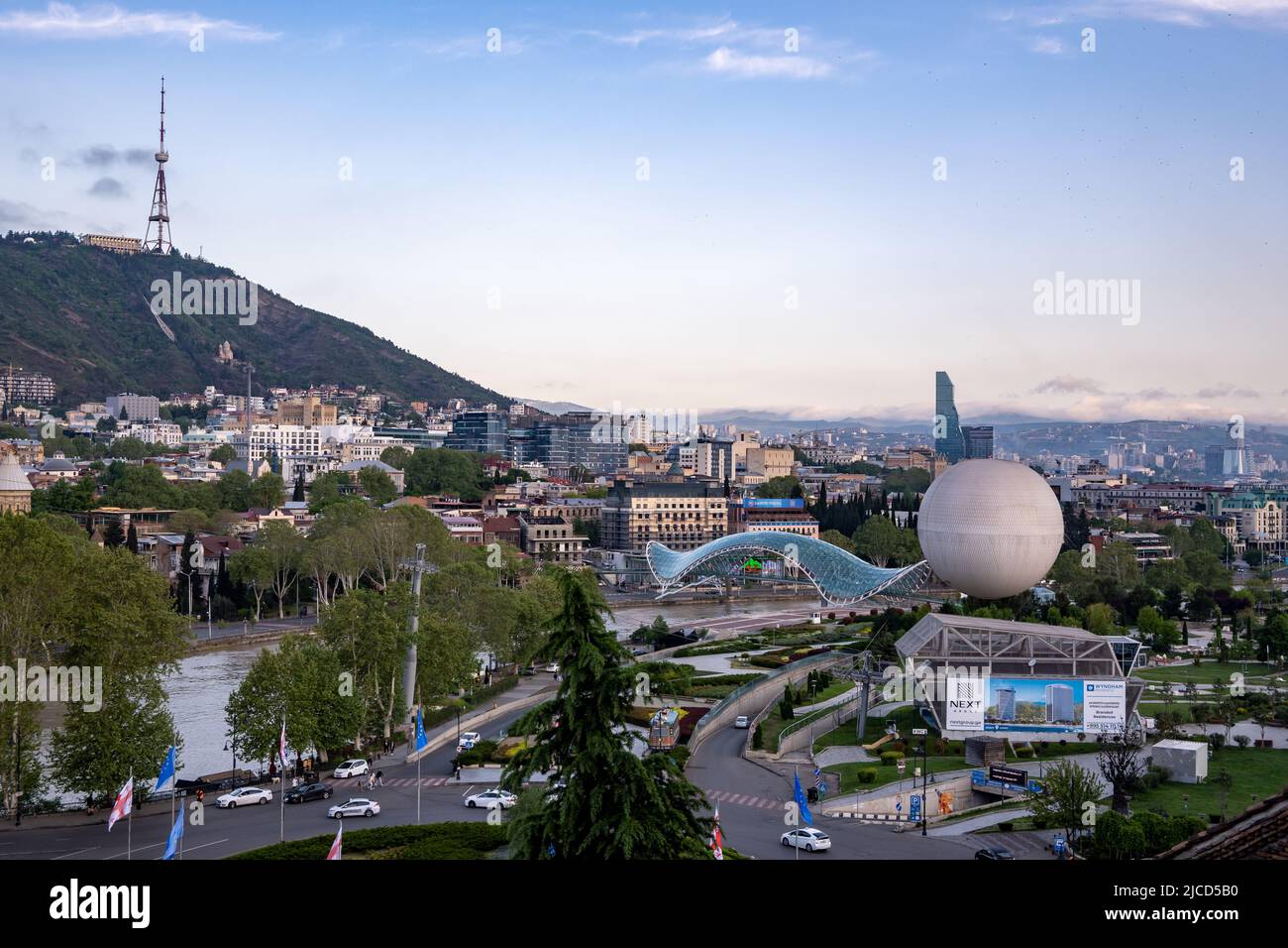 Il fiume Mtkvari attraversa il centro di Tbilisi, capitale della Repubblica di Georgia. Foto Stock
