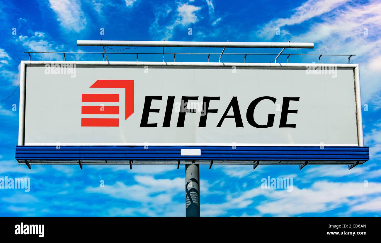 POZNAN, POL - 1 MAGGIO 2022: Cartellone pubblicitario con logo di Eiffel, una società francese di costruzioni per ingegneria civile Foto Stock