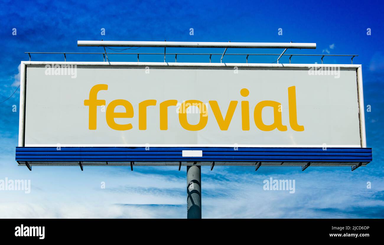 POZNAN, POL - 1 MAGGIO 2022: Cartellone pubblicitario con logo di Ferrovial, una multinazionale spagnola di costruzioni Foto Stock