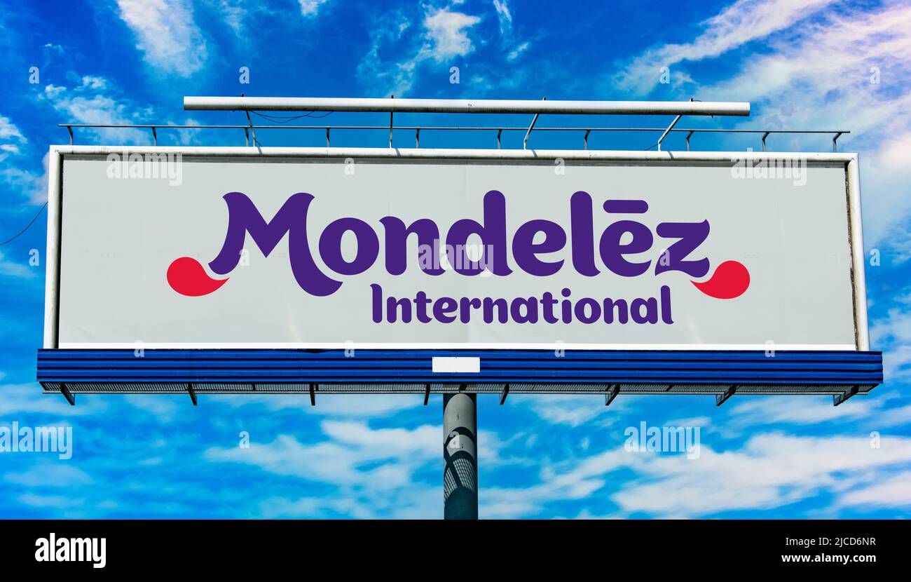 POZNAN, POL - 1 MAGGIO 2022: Cartellone pubblicitario con il logo di Mondelez International, un dolciario, cibo, azienda e bevande e snack fo Foto Stock