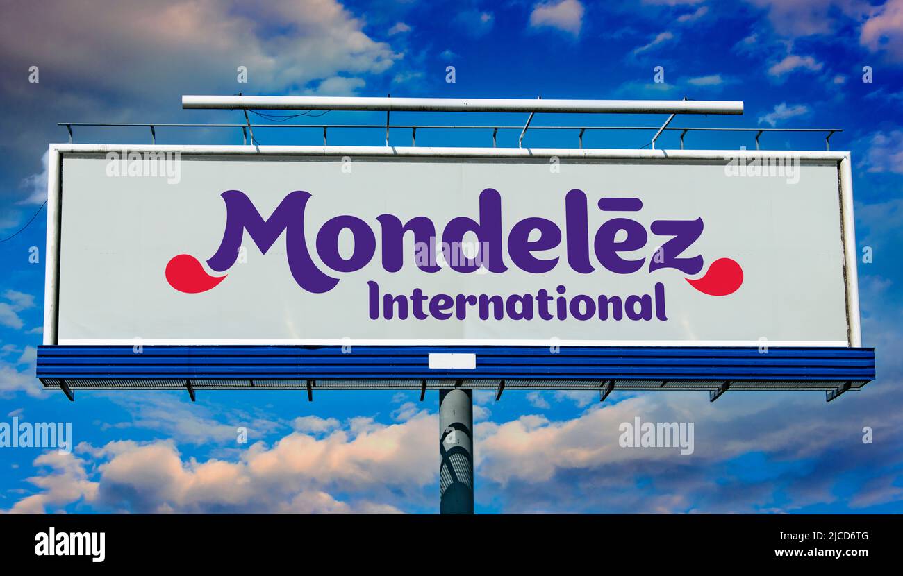 POZNAN, POL - 1 MAGGIO 2022: Cartellone pubblicitario con il logo di Mondelez International, un dolciario, cibo, azienda e bevande e snack fo Foto Stock