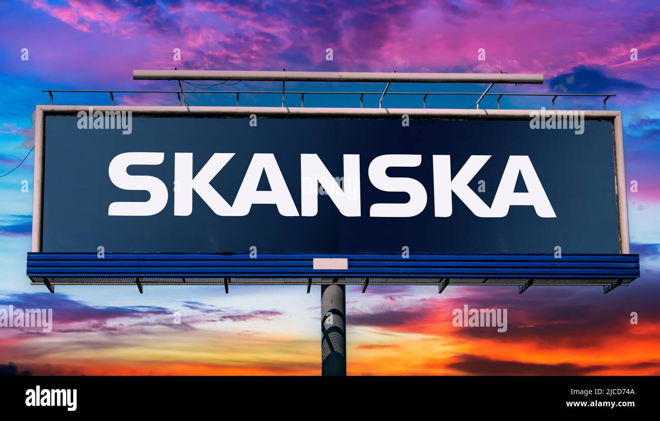 POZNAN, POL - 1 MAGGIO 2022: Cartellone pubblicitario con logo di Skanska AB, una multinazionale di costruzione e sviluppo con sede in Svezia Foto Stock