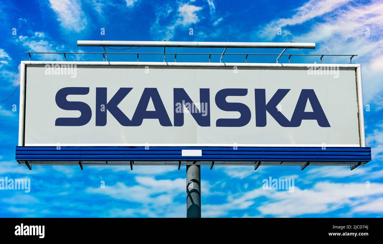 POZNAN, POL - 1 MAGGIO 2022: Cartellone pubblicitario con logo di Skanska AB, una multinazionale di costruzione e sviluppo con sede in Svezia Foto Stock
